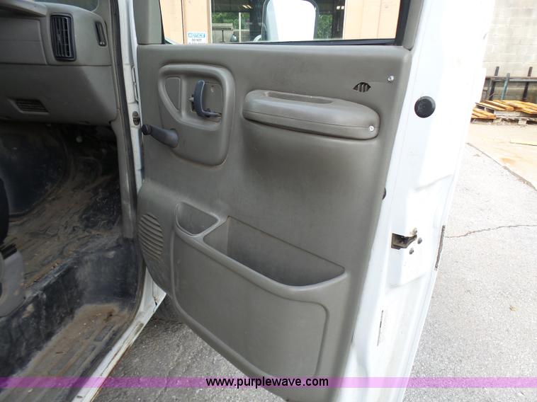 image for item AV9851 2000 Chevrolet Express G3500 box truck