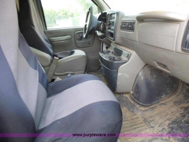 image for item AV9851 2000 Chevrolet Express G3500 box truck