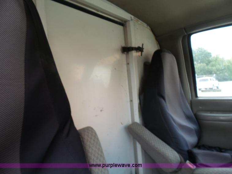 image for item AV9851 2000 Chevrolet Express G3500 box truck