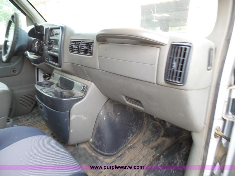 image for item AV9851 2000 Chevrolet Express G3500 box truck