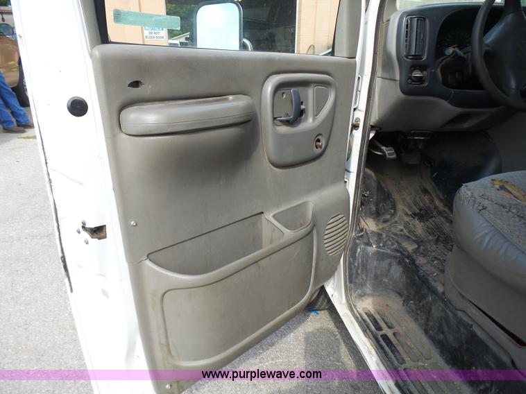 image for item AV9851 2000 Chevrolet Express G3500 box truck