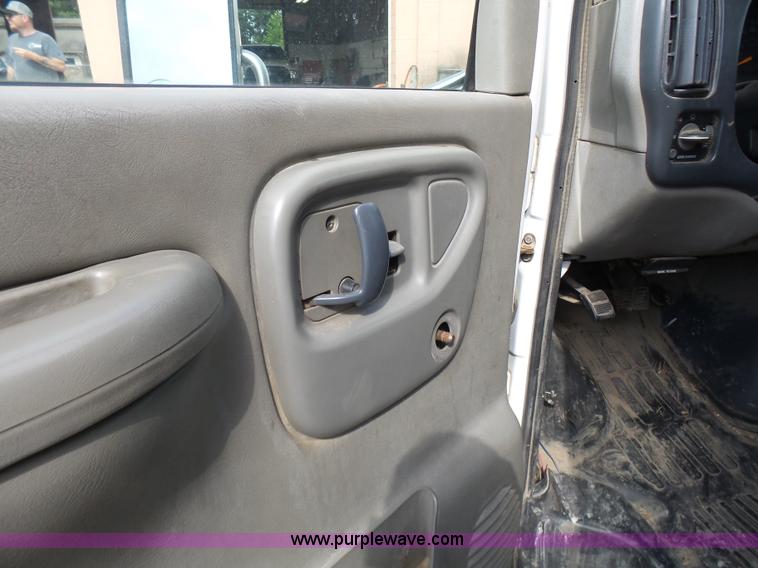 image for item AV9851 2000 Chevrolet Express G3500 box truck