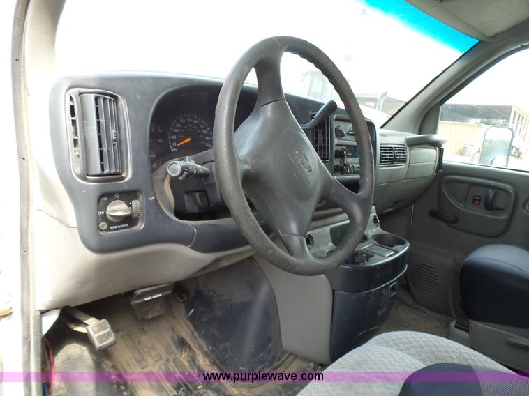 image for item AV9851 2000 Chevrolet Express G3500 box truck