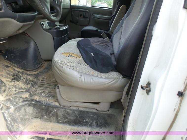 image for item AV9851 2000 Chevrolet Express G3500 box truck