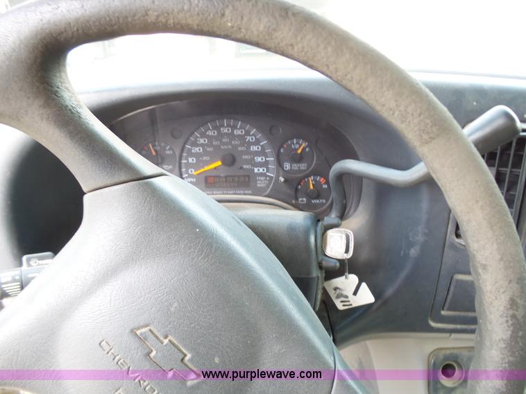 image for item AV9851 2000 Chevrolet Express G3500 box truck