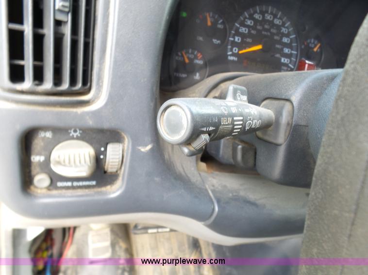 image for item AV9851 2000 Chevrolet Express G3500 box truck