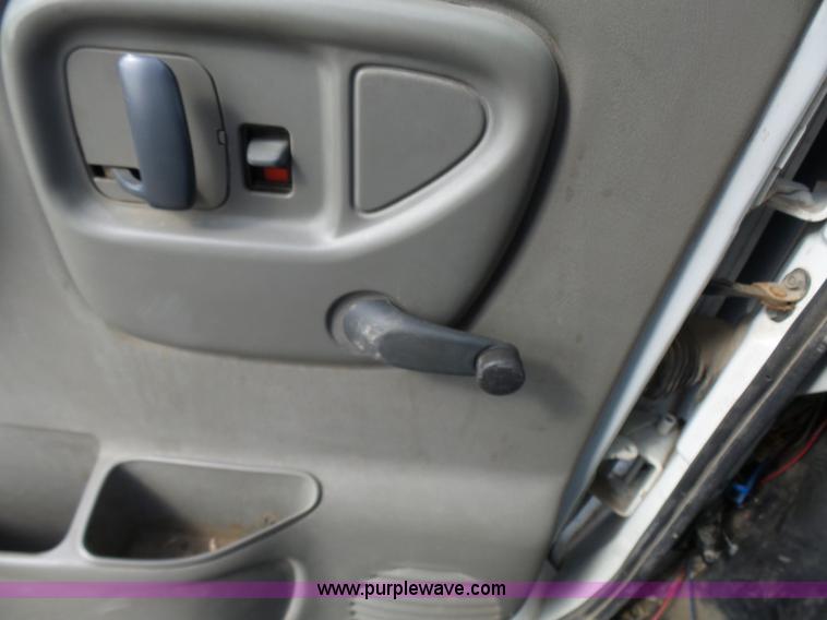 image for item AV9851 2000 Chevrolet Express G3500 box truck