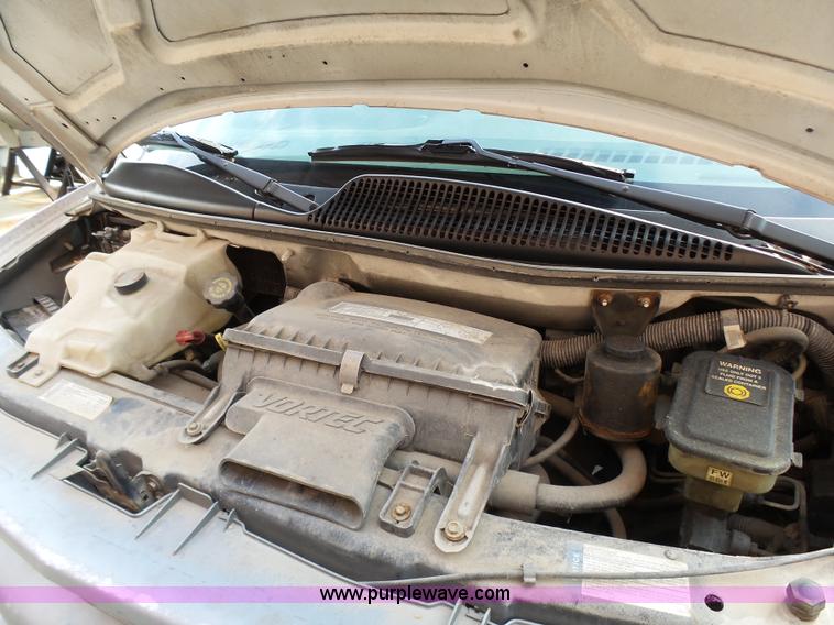 image for item AV9851 2000 Chevrolet Express G3500 box truck