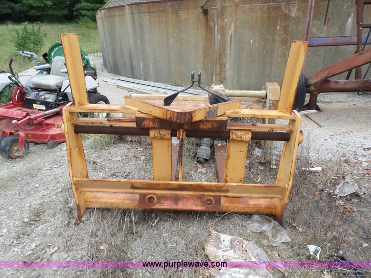 ACS wheel loader forks in Gladstone, MO Item AV9885 sold Purple Wave