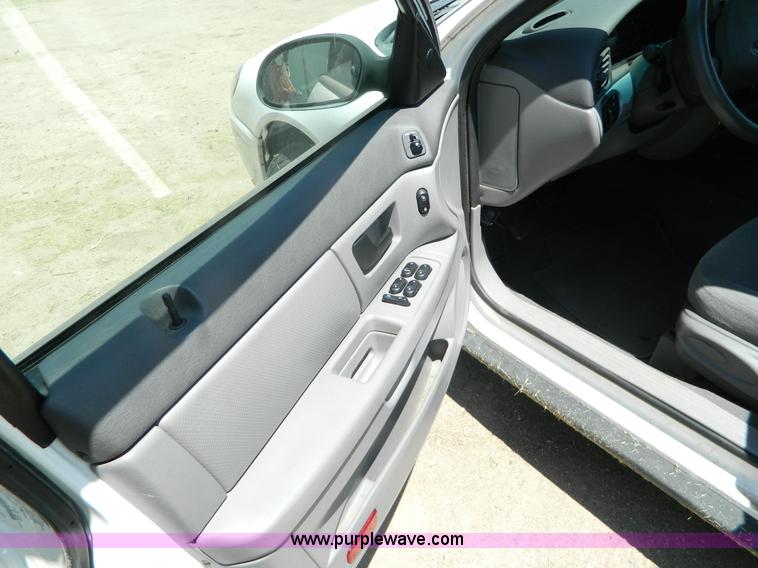 image for item AX9505 2006 Ford Taurus SE