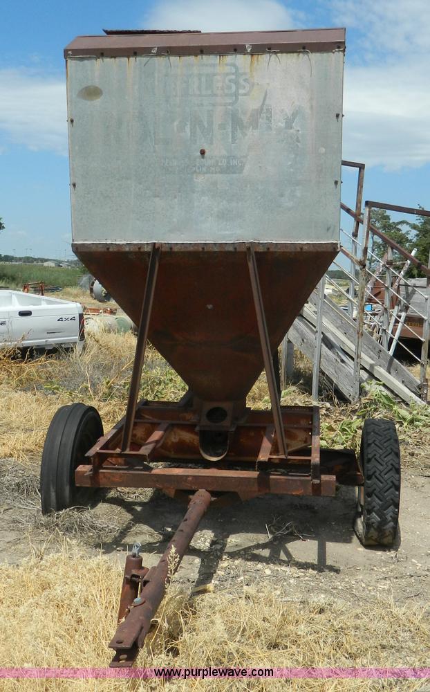Grain tank in Hays, KS Item BQ9801 sold Purple Wave