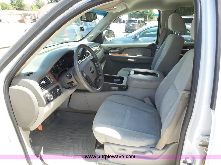 image for item BY9558 2007 Chevrolet Suburban LT 1500 SUV