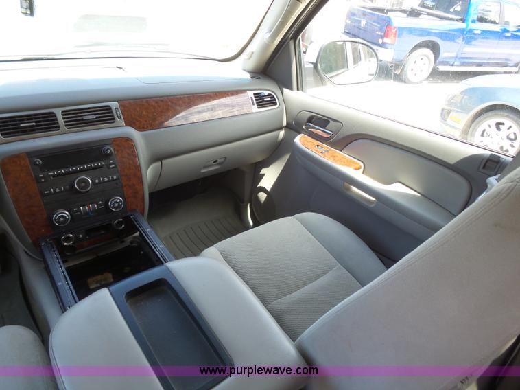 image for item BY9558 2007 Chevrolet Suburban LT 1500 SUV