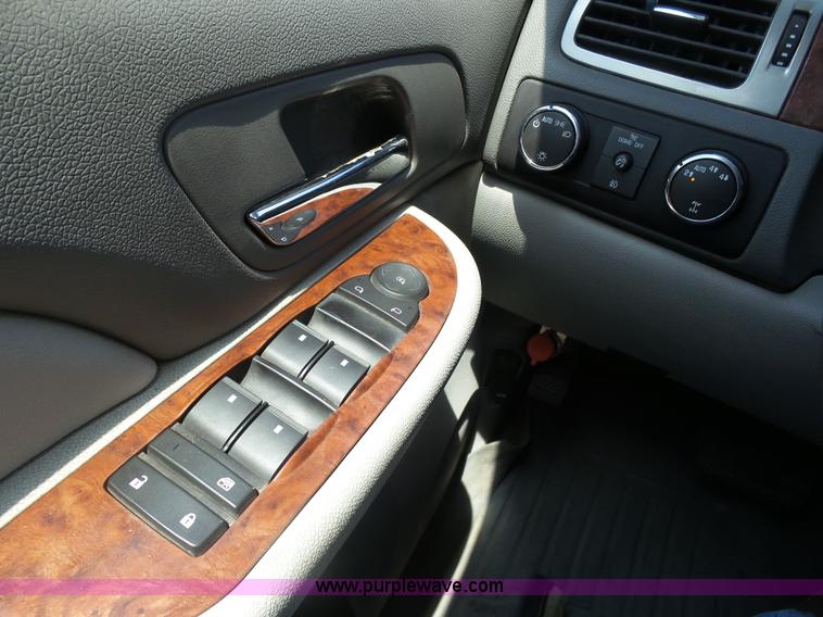 image for item BY9558 2007 Chevrolet Suburban LT 1500 SUV