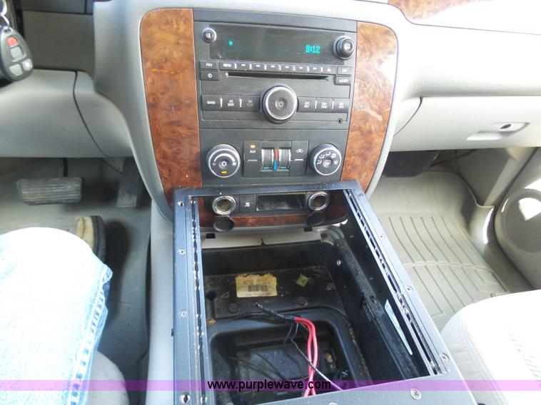 image for item BY9558 2007 Chevrolet Suburban LT 1500 SUV