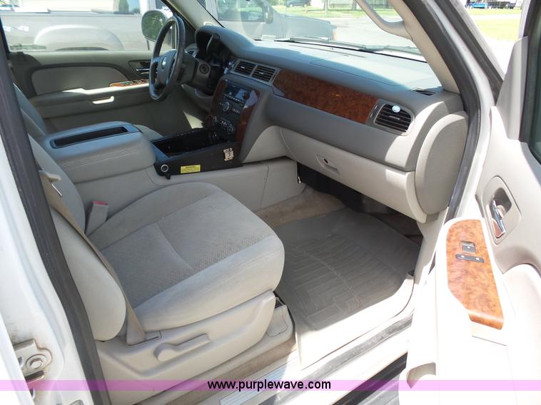 image for item BY9558 2007 Chevrolet Suburban LT 1500 SUV