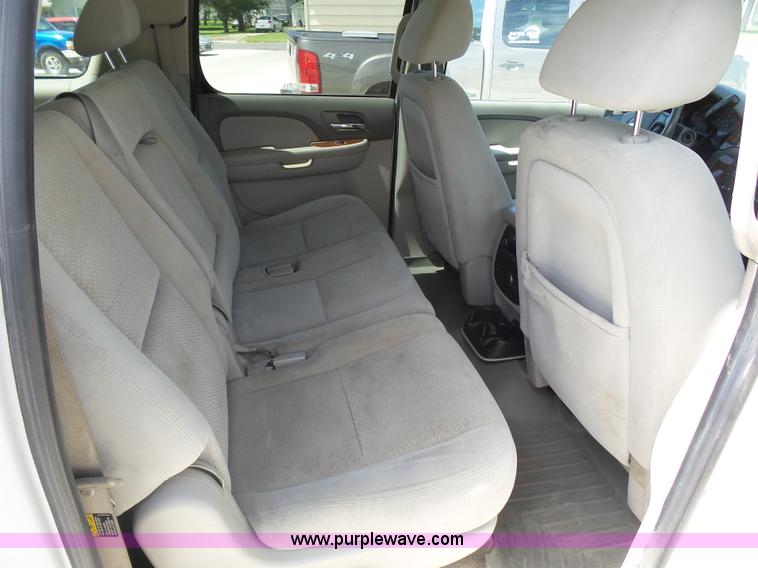 image for item BY9558 2007 Chevrolet Suburban LT 1500 SUV