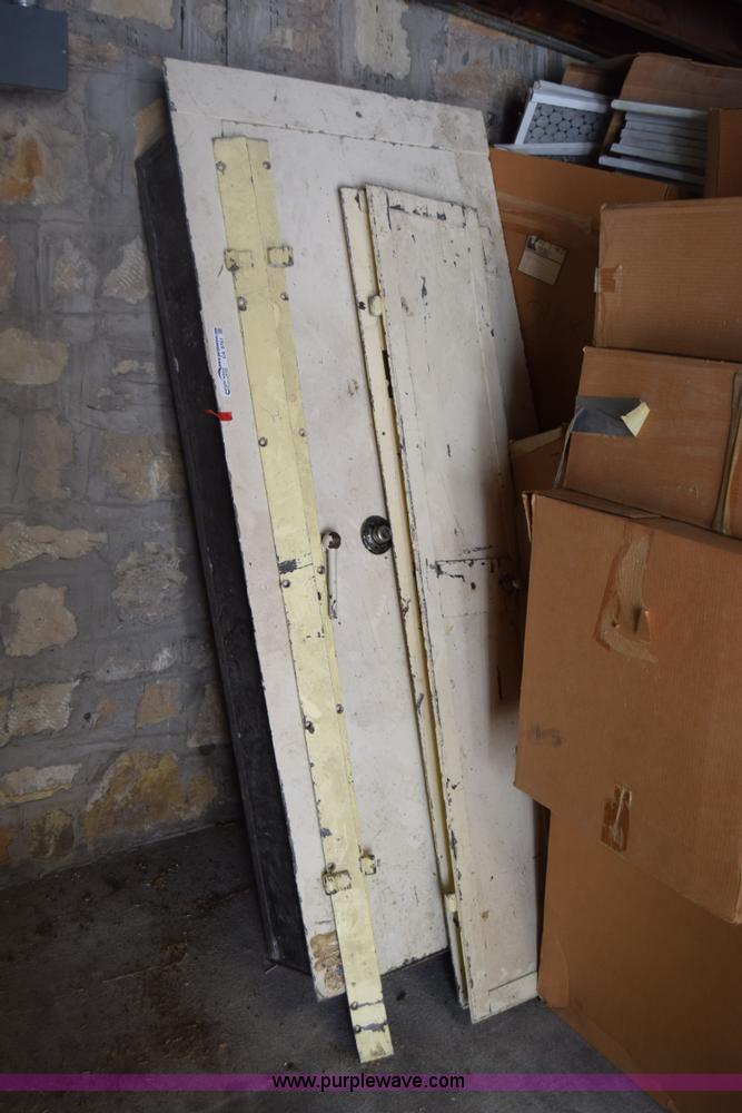 Yale walkin safe door in Winfield, KS Item CA9761 sold Purple Wave