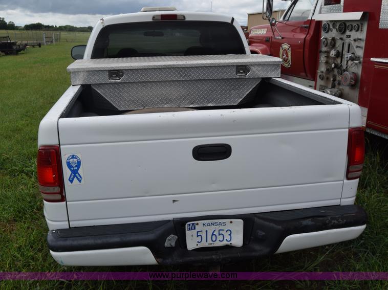 image for item CA9911 2000 Dodge Dakota Quad Cab pickup truck