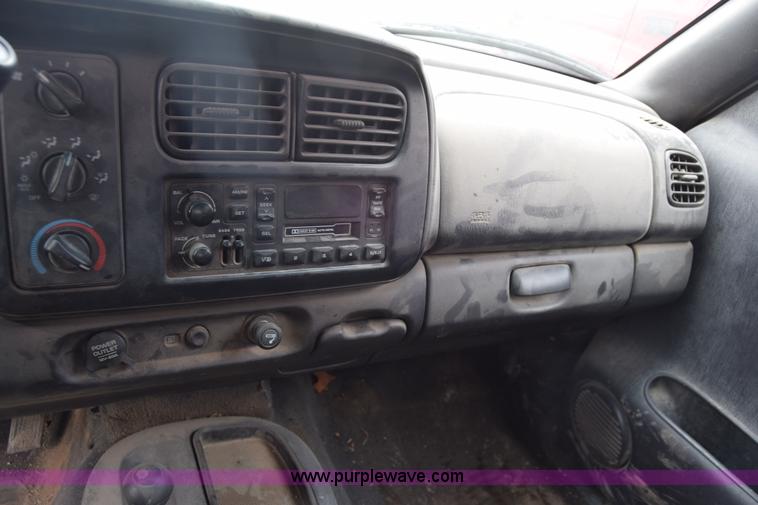 image for item CA9911 2000 Dodge Dakota Quad Cab pickup truck