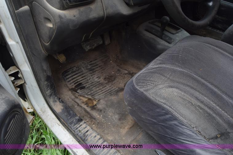 image for item CA9911 2000 Dodge Dakota Quad Cab pickup truck