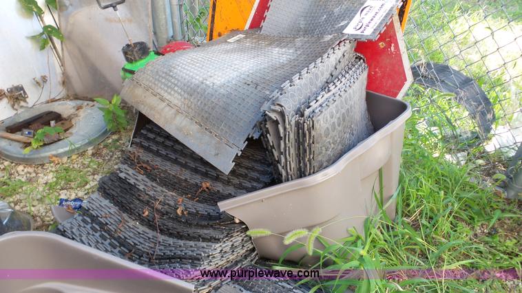 image for item DA2791 Approximately 75 pieces of rubbing flooring