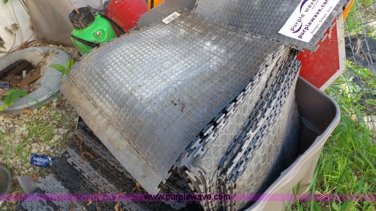 image for item DA2791 Approximately 75 pieces of rubbing flooring