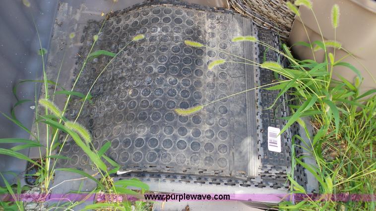 image for item DA2791 Approximately 75 pieces of rubbing flooring