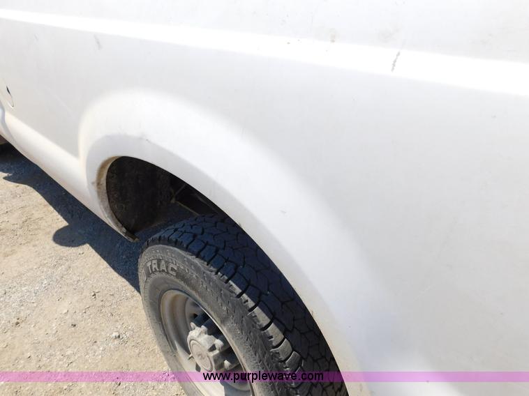 image for item DA8763 2003 Ford F250 Super Duty pickup truck