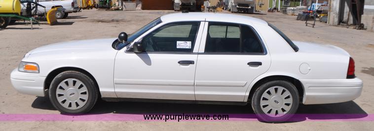 image for item G7437 2010 Ford Crown Victoria