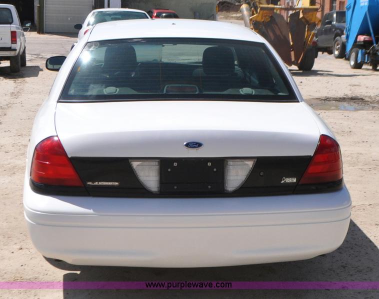 image for item G7437 2010 Ford Crown Victoria