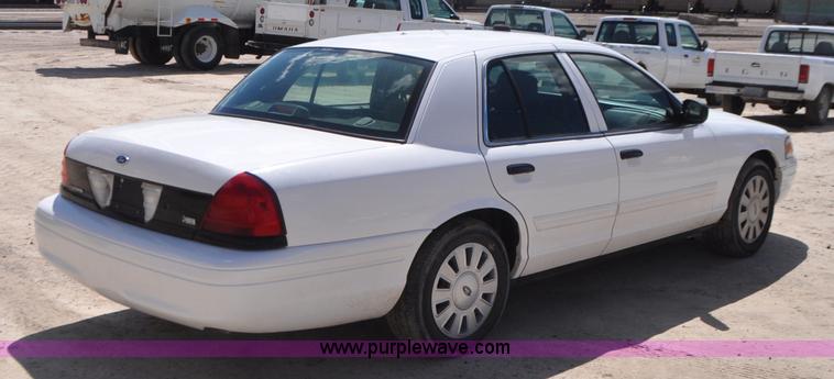 image for item G7437 2010 Ford Crown Victoria