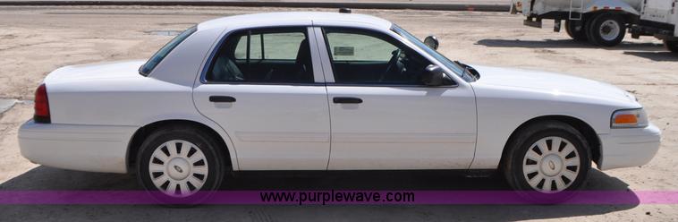 image for item G7437 2010 Ford Crown Victoria