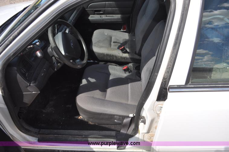 image for item G7437 2010 Ford Crown Victoria