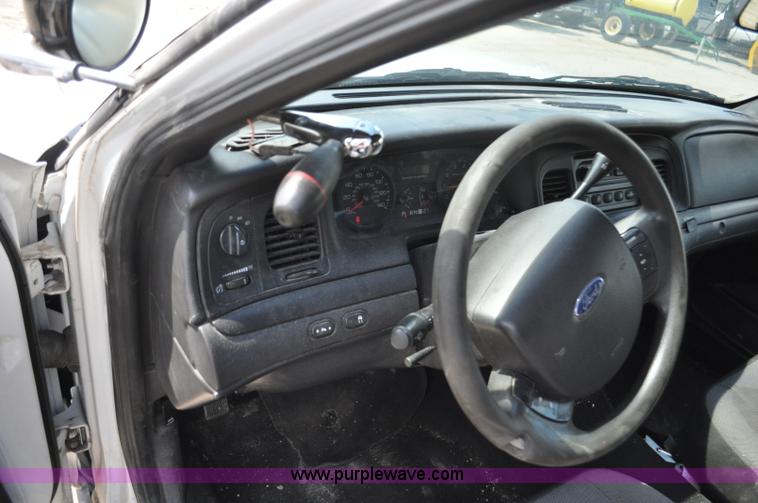 image for item G7437 2010 Ford Crown Victoria