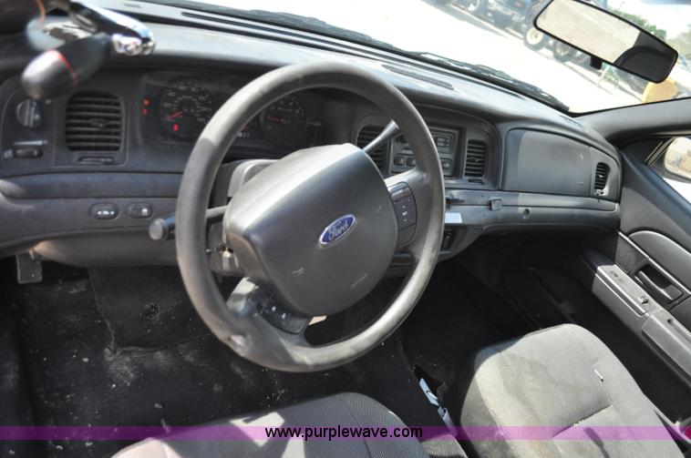 image for item G7437 2010 Ford Crown Victoria