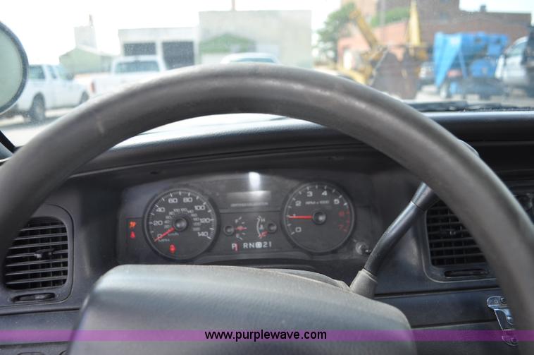 image for item G7437 2010 Ford Crown Victoria