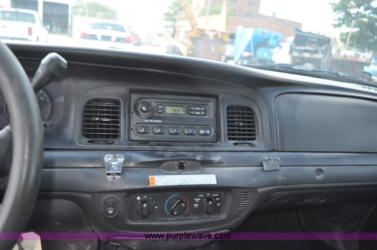 image for item G7437 2010 Ford Crown Victoria