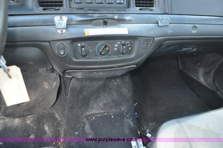 image for item G7437 2010 Ford Crown Victoria