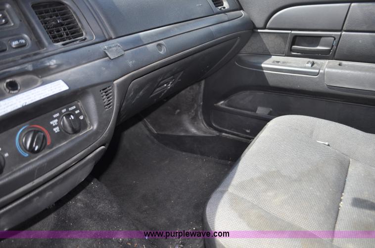 image for item G7437 2010 Ford Crown Victoria