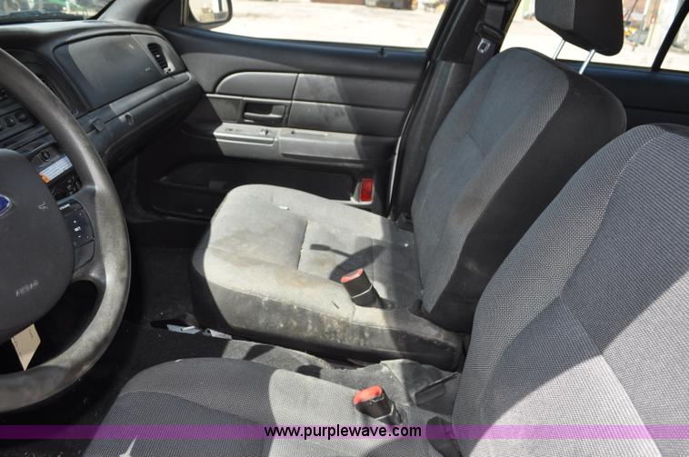 image for item G7437 2010 Ford Crown Victoria