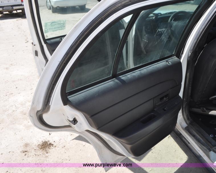 image for item G7437 2010 Ford Crown Victoria