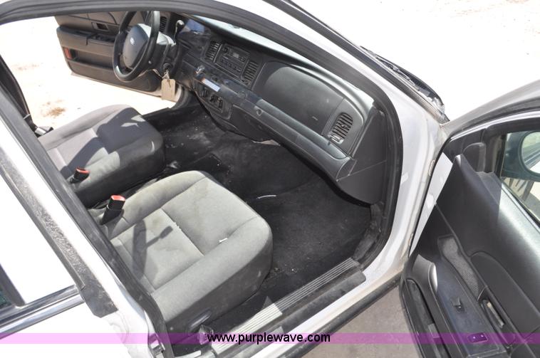 image for item G7437 2010 Ford Crown Victoria