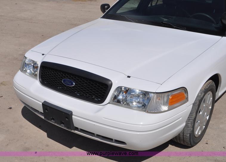 image for item G7437 2010 Ford Crown Victoria