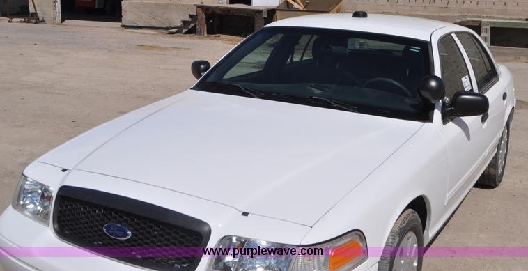 image for item G7437 2010 Ford Crown Victoria
