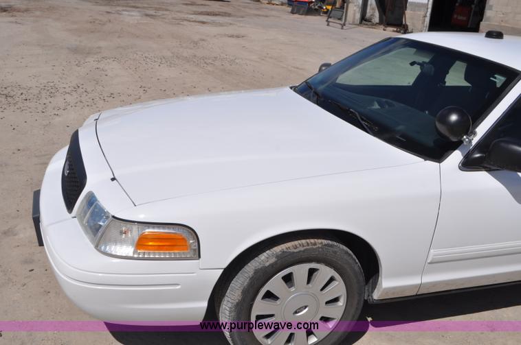 image for item G7437 2010 Ford Crown Victoria