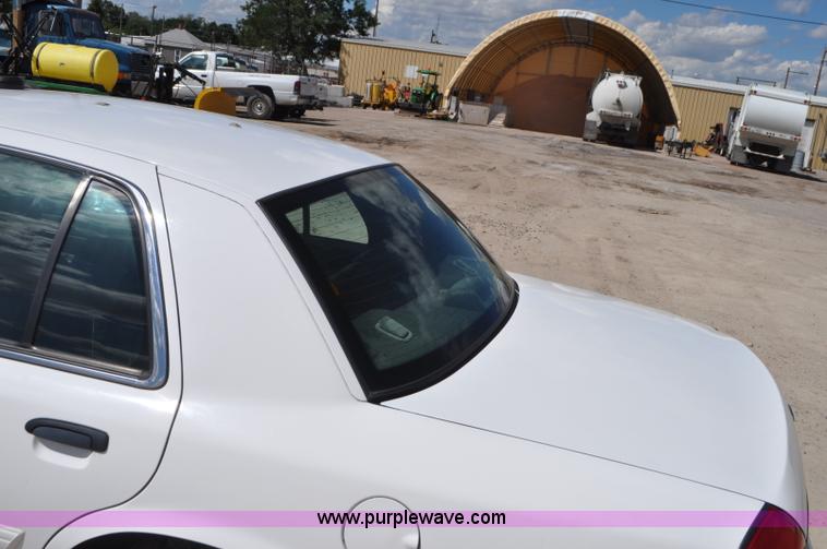 image for item G7437 2010 Ford Crown Victoria