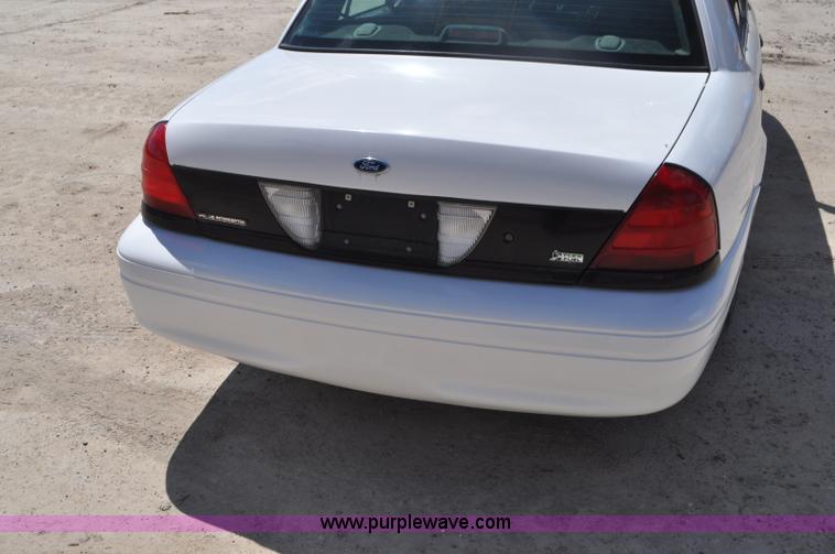 image for item G7437 2010 Ford Crown Victoria