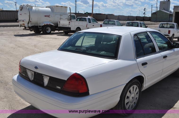 image for item G7437 2010 Ford Crown Victoria