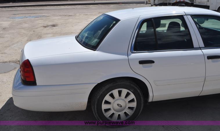 image for item G7437 2010 Ford Crown Victoria
